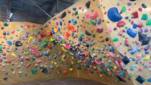 山梨県のクライミング施設「クライミングジム ピラニア 南アルプス店」